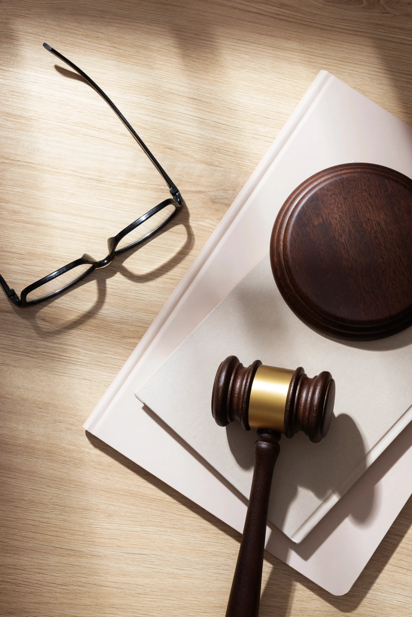 Photo maillet de juge et lunettes sur bureau juridique